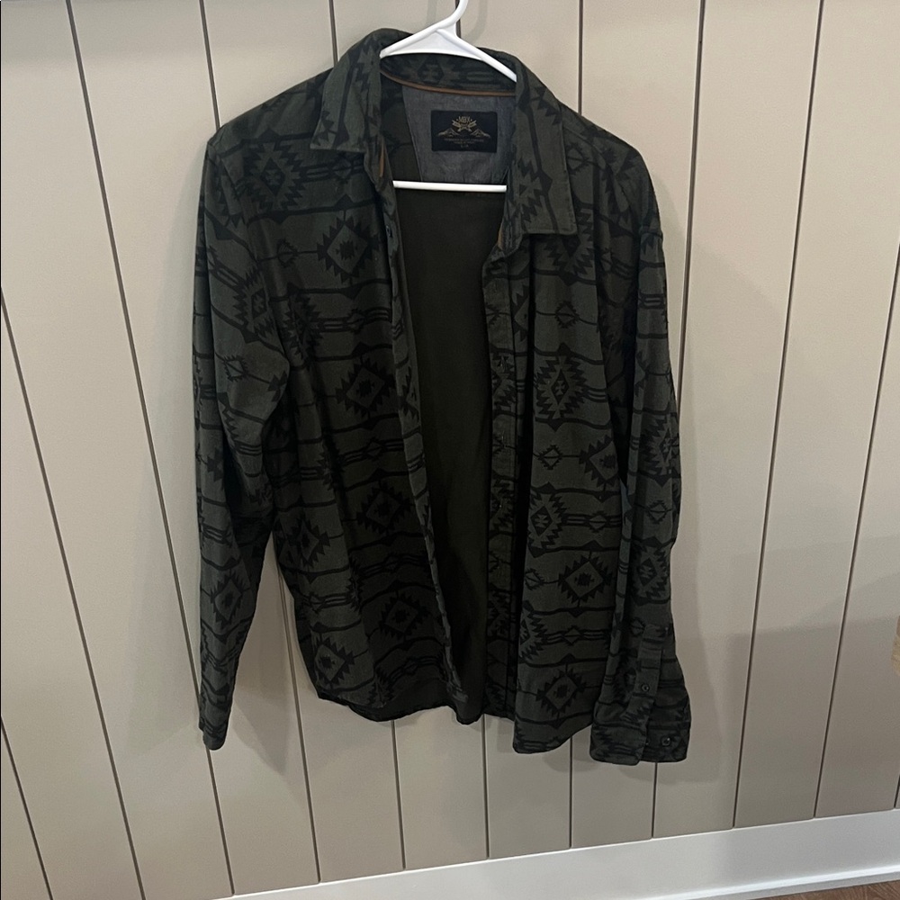 MBX Men's Olive Patterned Button Down Shirt